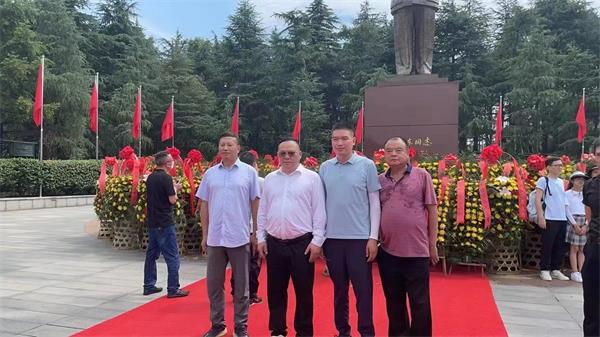 董事長(zhǎng)周剛陪同客戶參觀湖南長(zhǎng)沙毛主席紀(jì)念館。